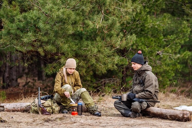 Deux personnes mangeant ensemble dans une foret